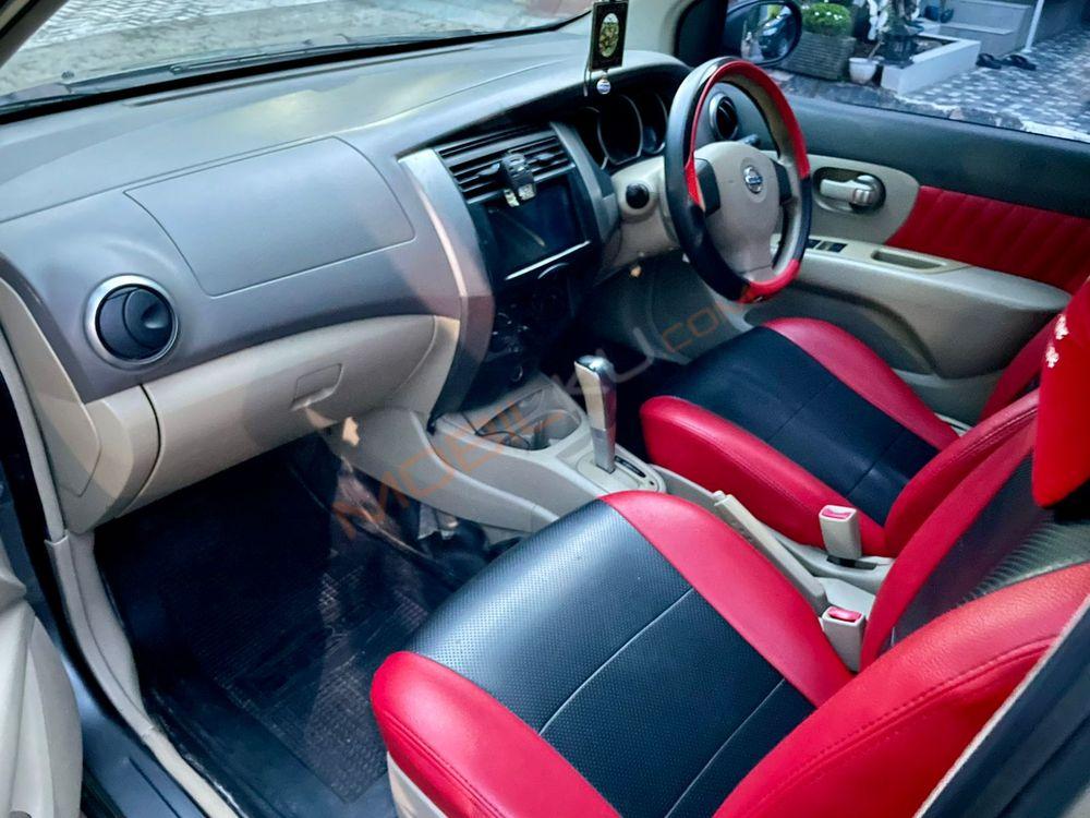 Mobil Nissan Grand Livina 2009