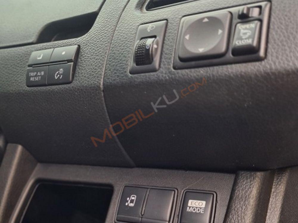 Mobil Nissan Serena 2013