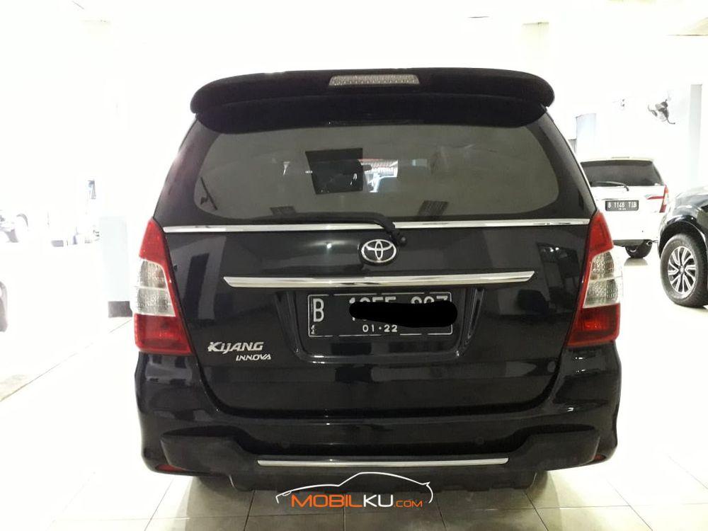 Mobil Toyota Kijang Innova 2012