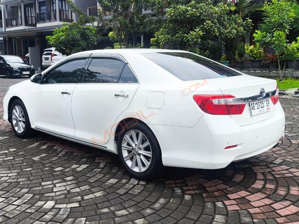 Mobil Toyota Camry 2014