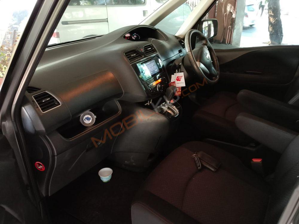 Mobil Nissan Serena 2014