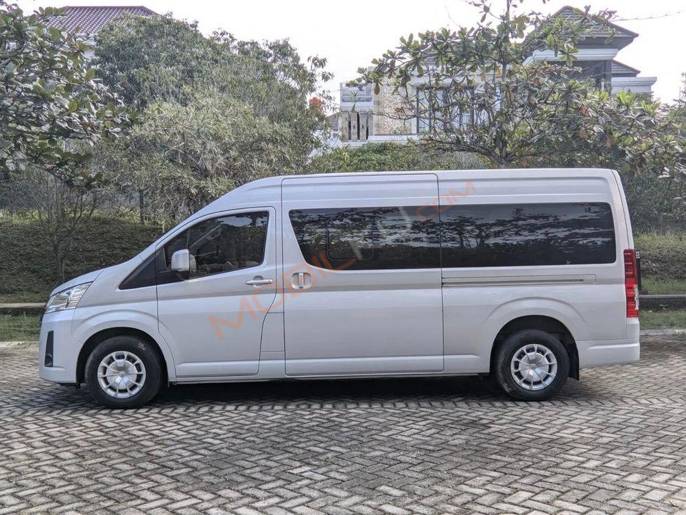 Mobil Toyota HiAce 2022