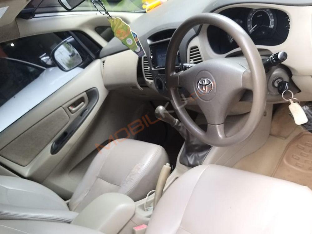 Mobil Toyota Kijang Innova 2010