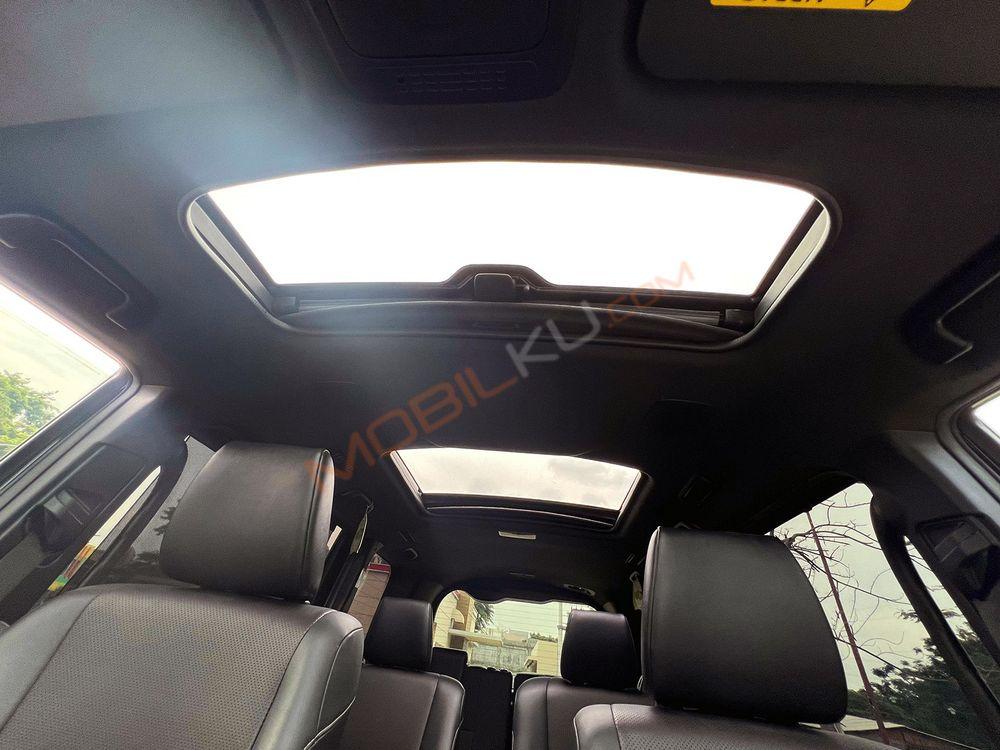 Mobil Toyota Voxy 2019