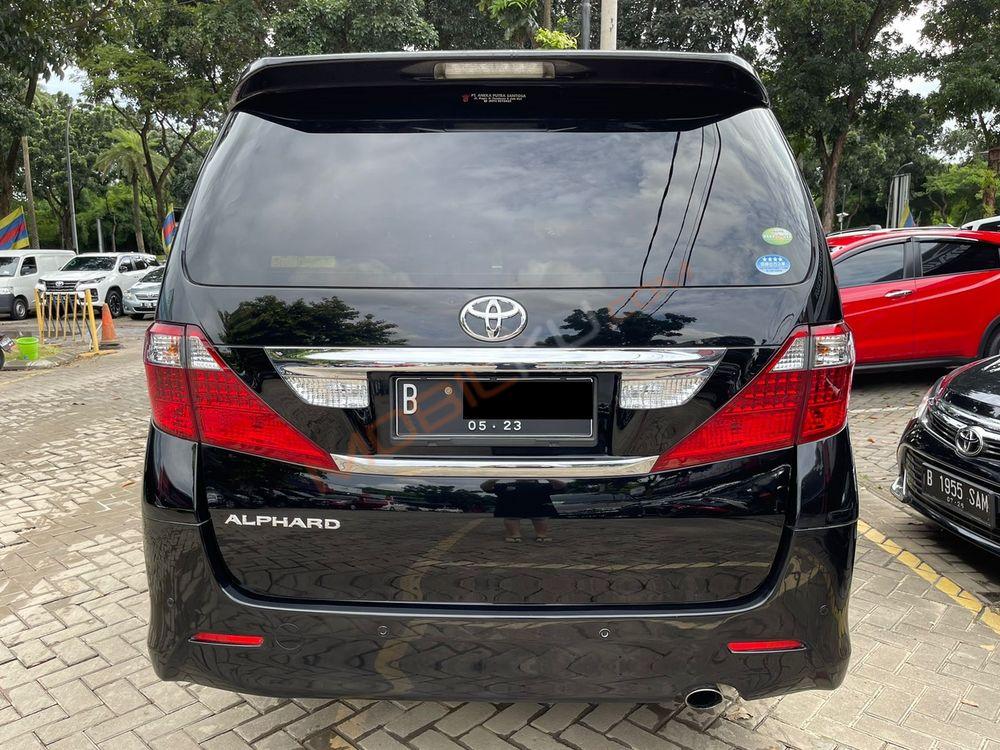 Mobil Toyota Alphard 2011