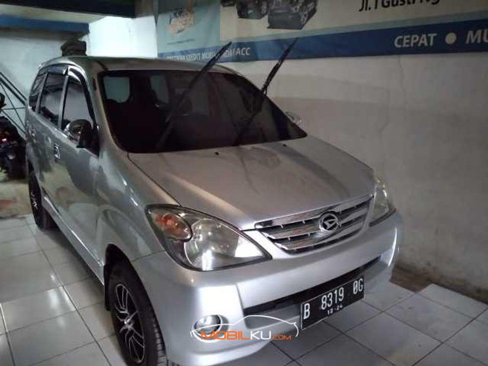 Mobil Daihatsu Xenia 2012