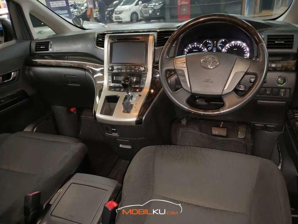 Mobil Toyota Alphard 2012