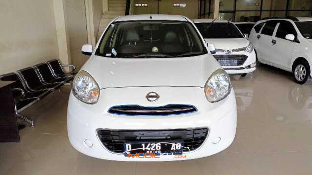 Mobil Nissan March 2012