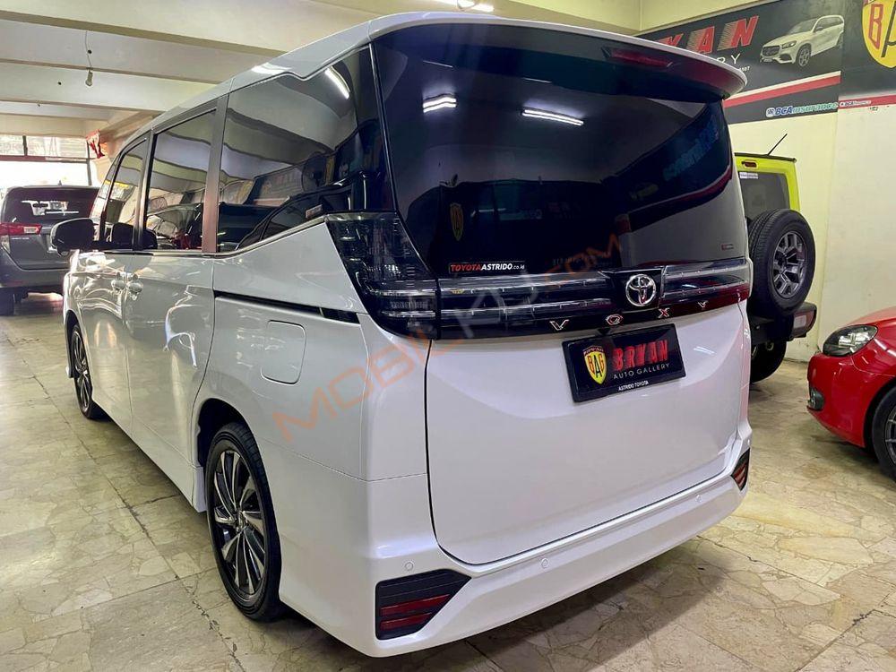 Mobil Toyota Voxy 2023
