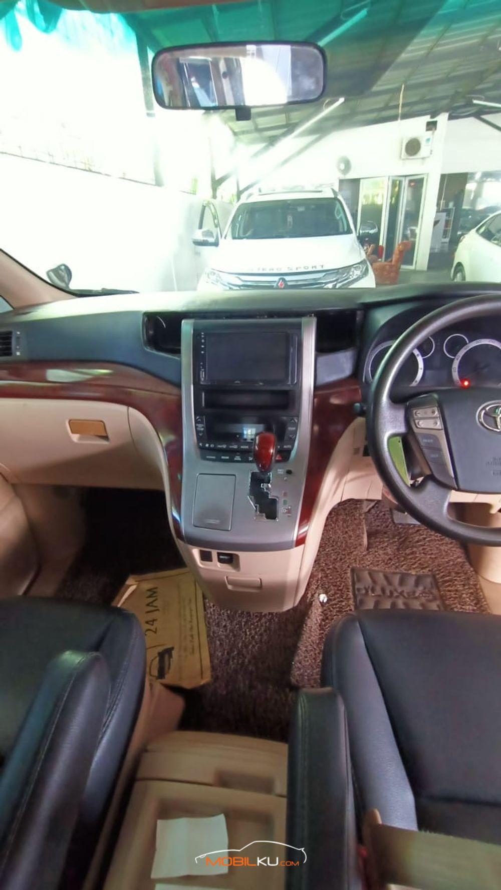 Mobil Toyota Vellfire 2009