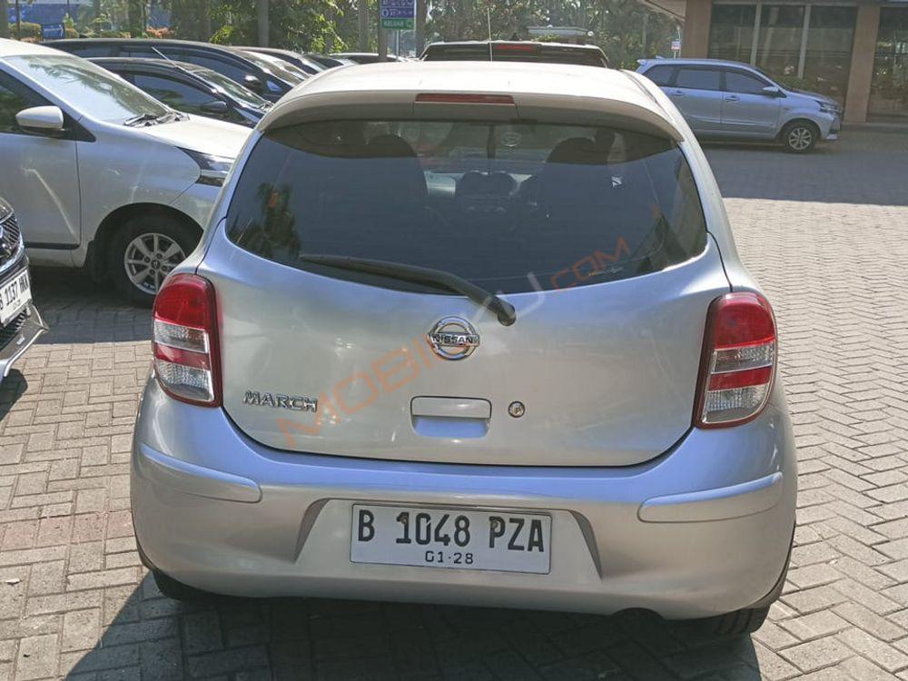 Mobil Nissan March 2013