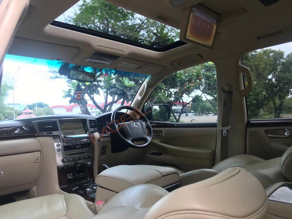 Mobil Lexus LX 2010