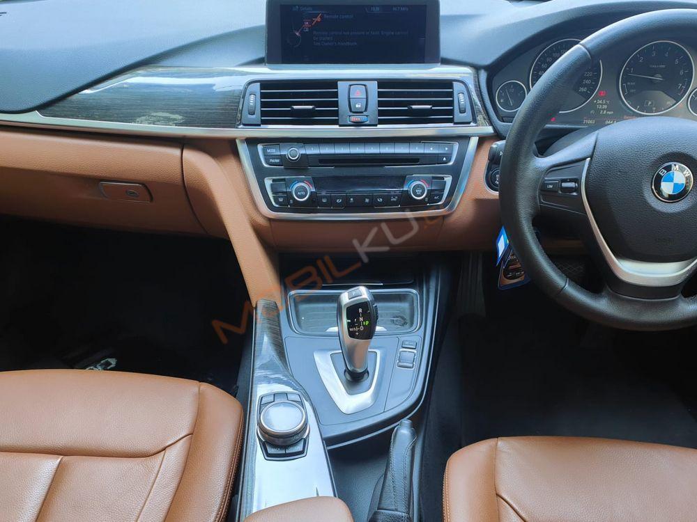 Mobil BMW 3 Series 2015