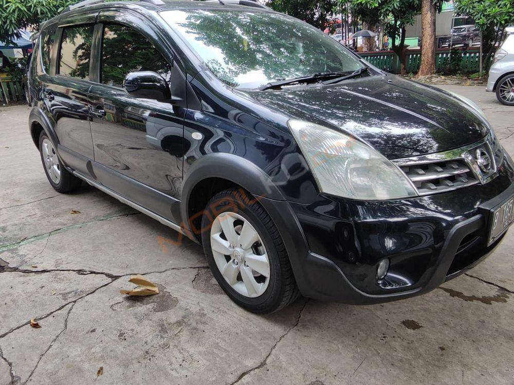 Mobil Nissan Livina 2011