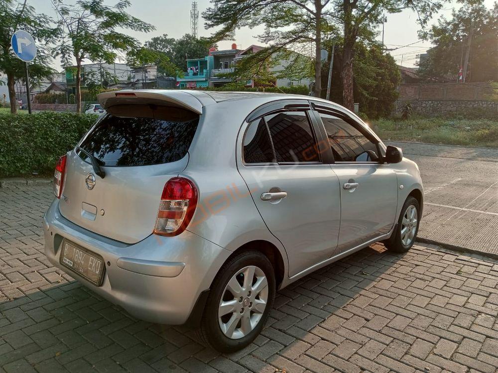 Mobil Nissan March 2013