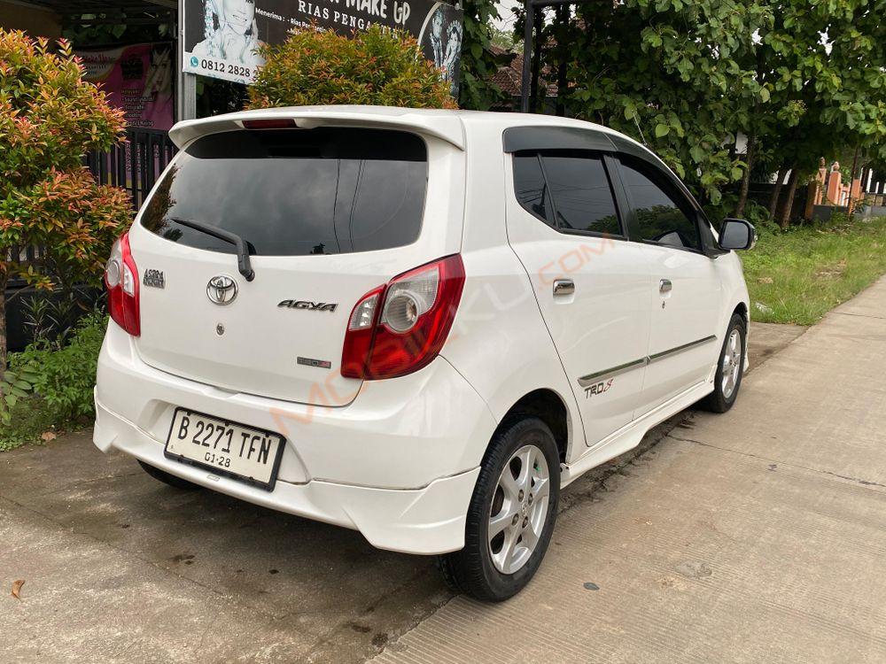 Mobil Toyota Agya 2015