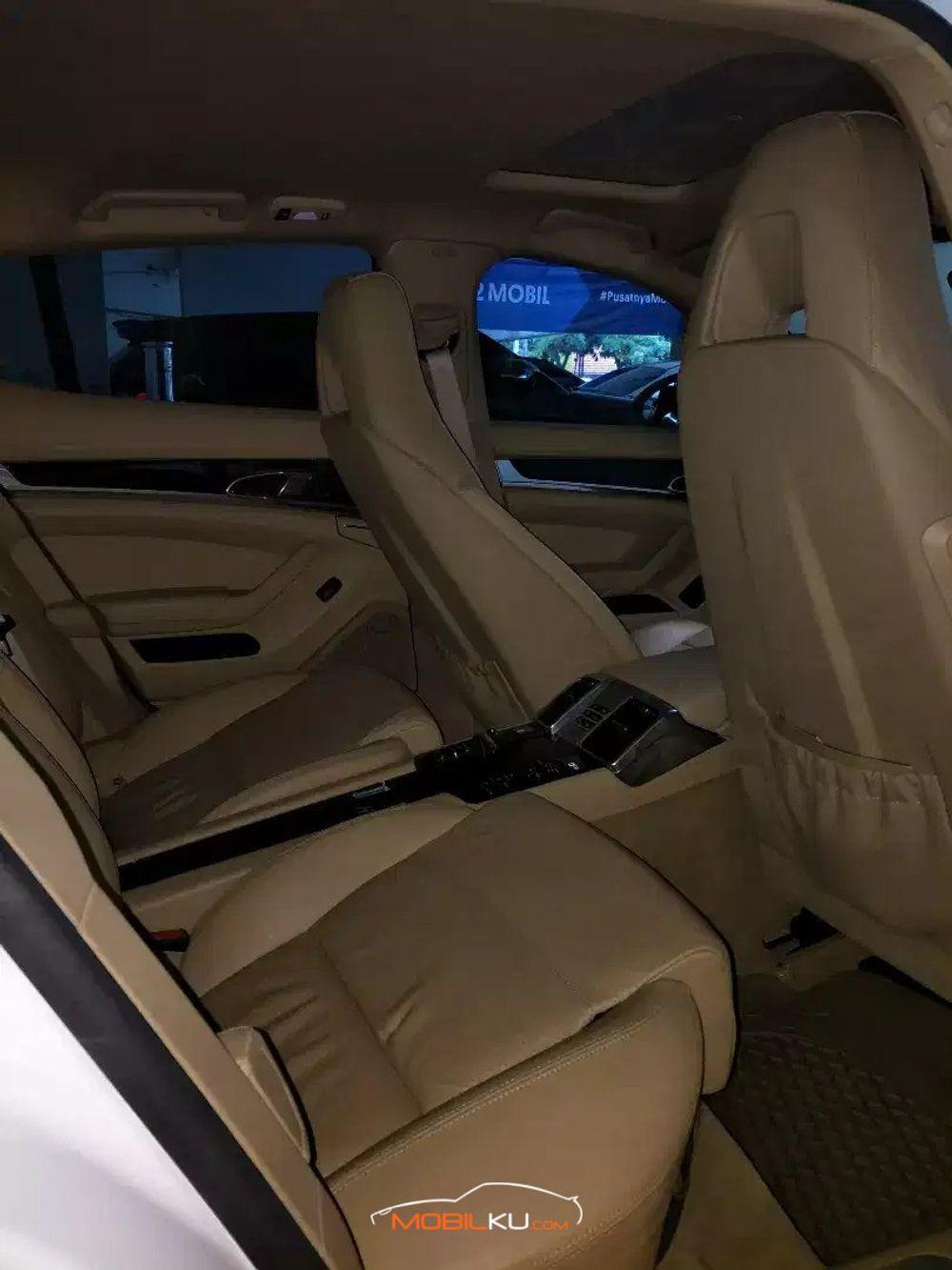 Mobil Porsche Panamera 2012