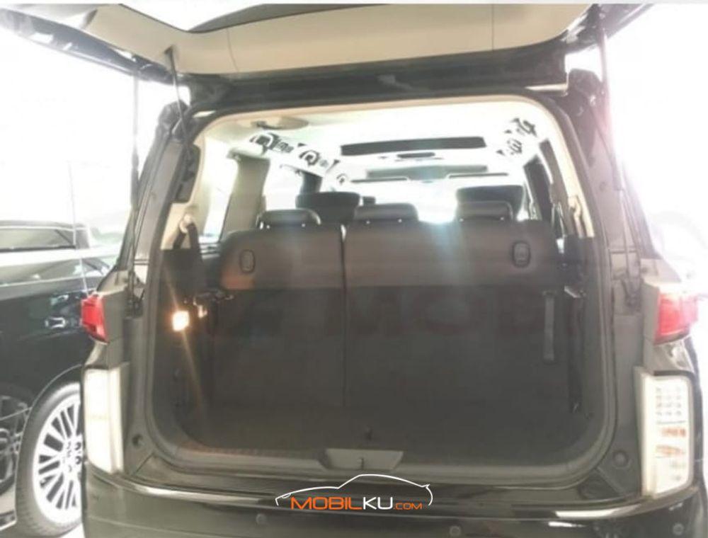 Mobil Nissan Elgrand 2012