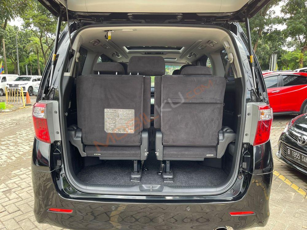 Mobil Toyota Alphard 2011