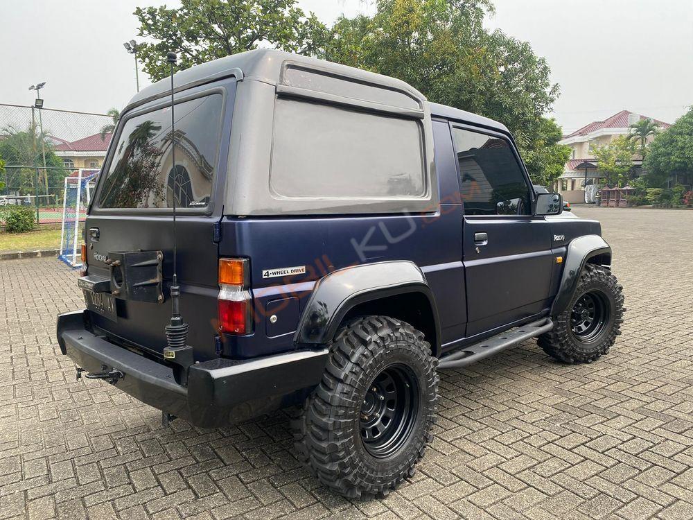 Mobil Daihatsu Taft 1998