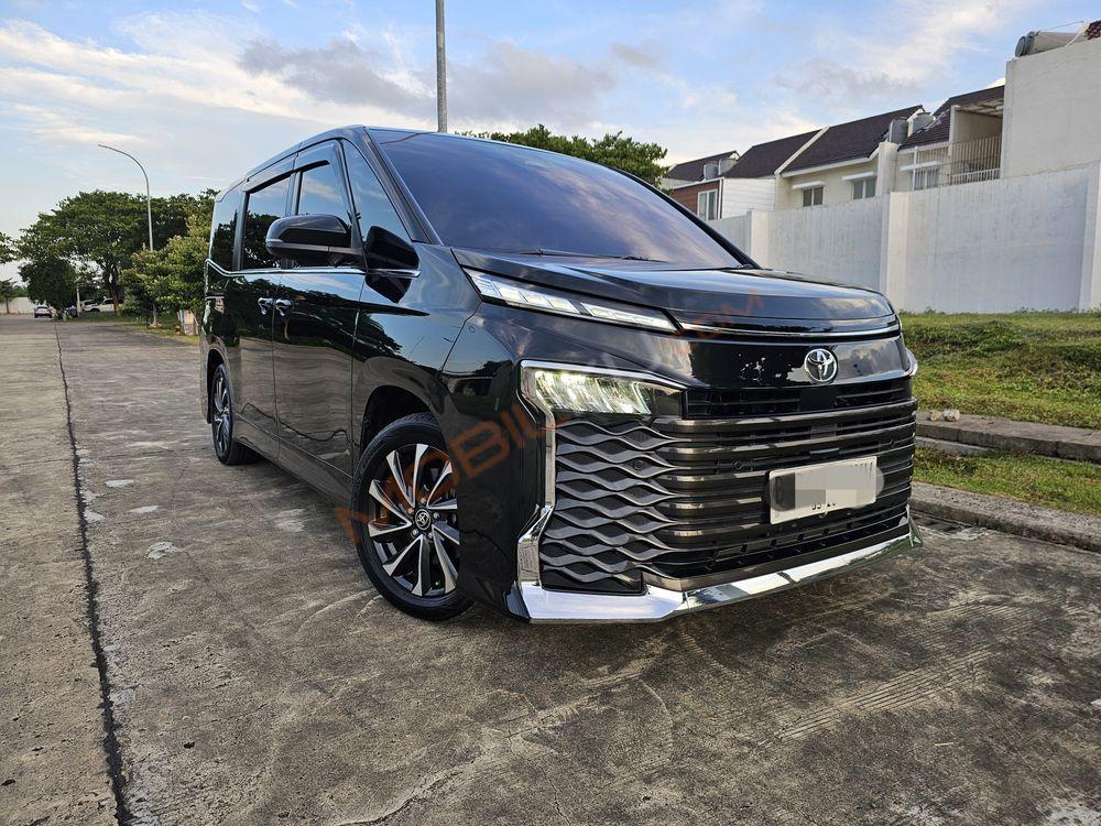 Mobil Toyota Voxy 2022