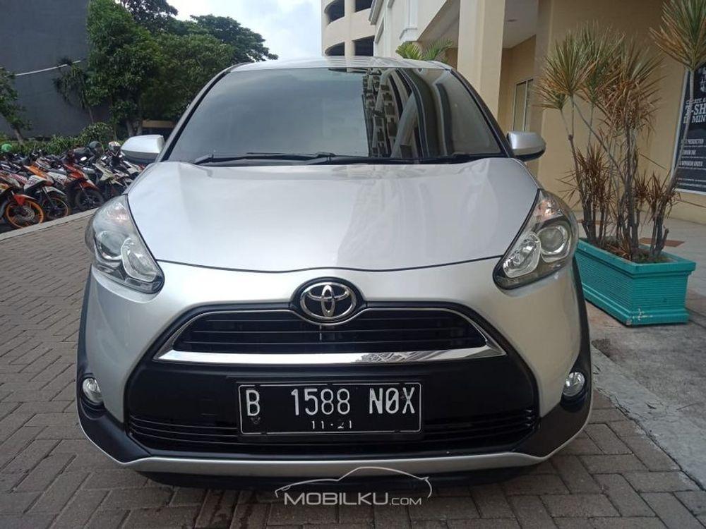 Mobil Toyota Sienta 2016