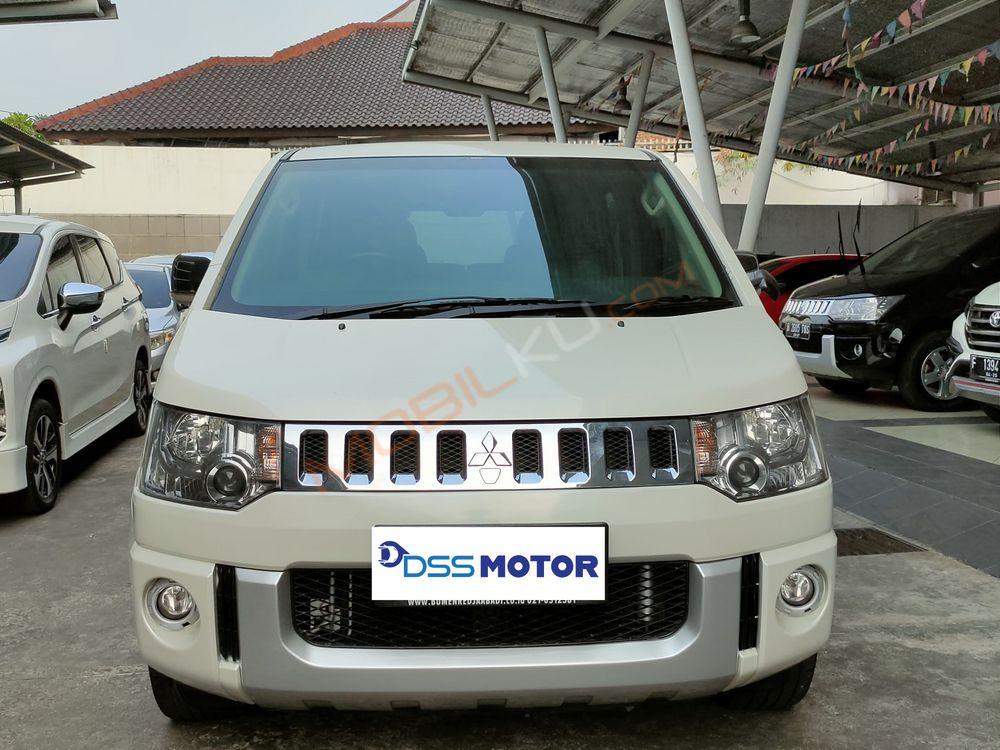 Mobil Mitsubishi Delica 2016
