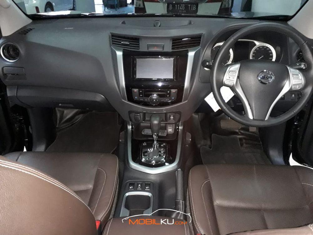 Mobil Nissan Terra 2018