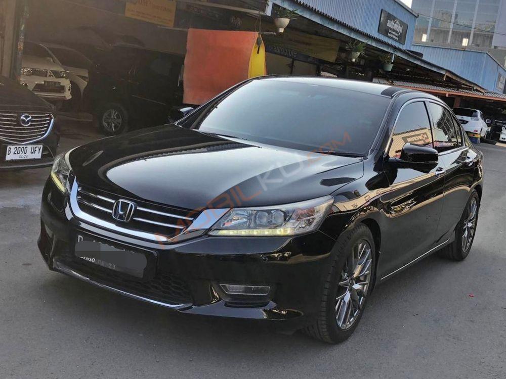 Mobil Honda Accord 2013