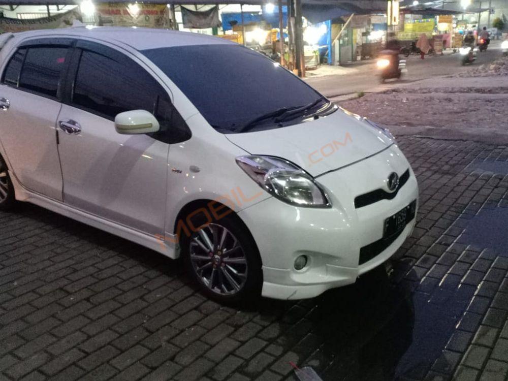 Mobil Toyota Yaris 2013