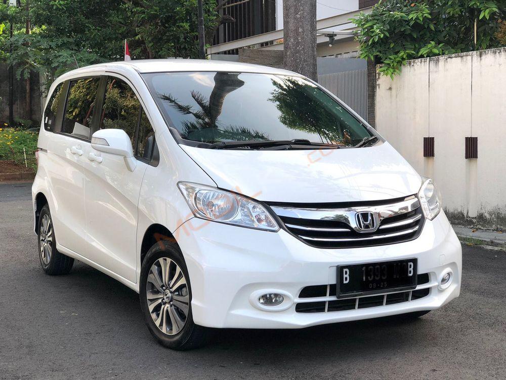 Mobil Honda Freed 2015