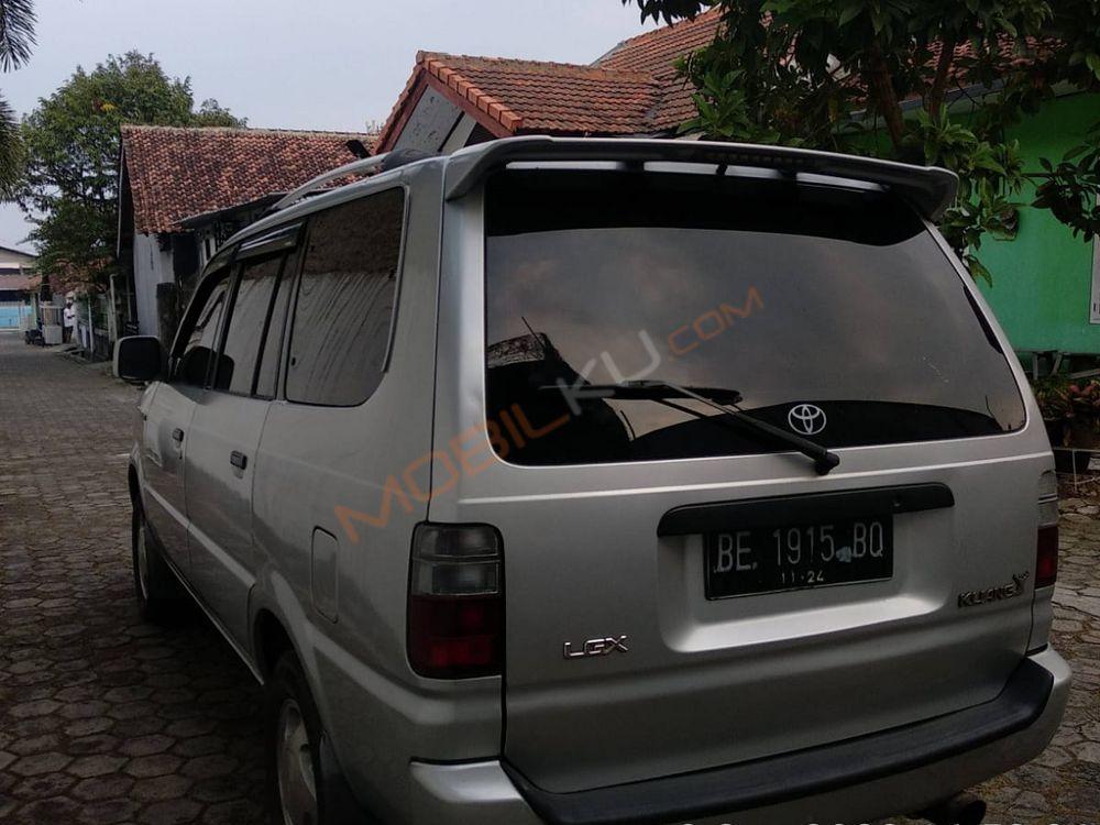 Mobil Toyota Kijang 2000