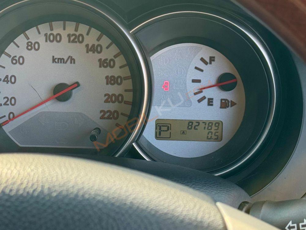 Mobil Nissan Grand Livina 2013