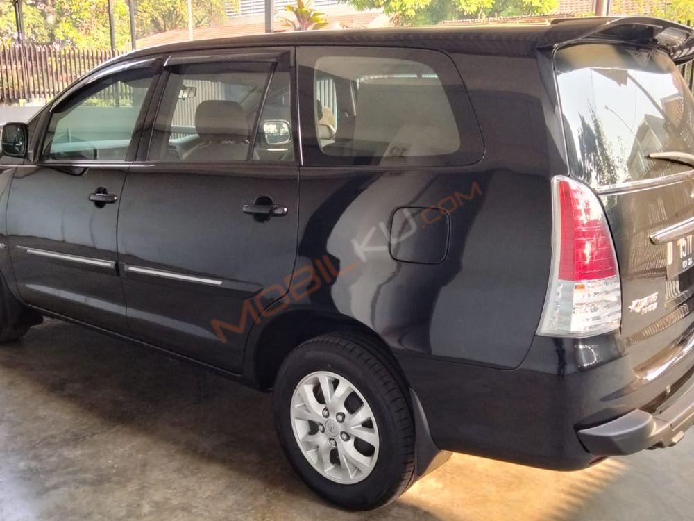 Mobil Toyota Kijang Innova 2010