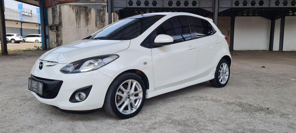 Mobil Mazda 2 Hatchback 2013
