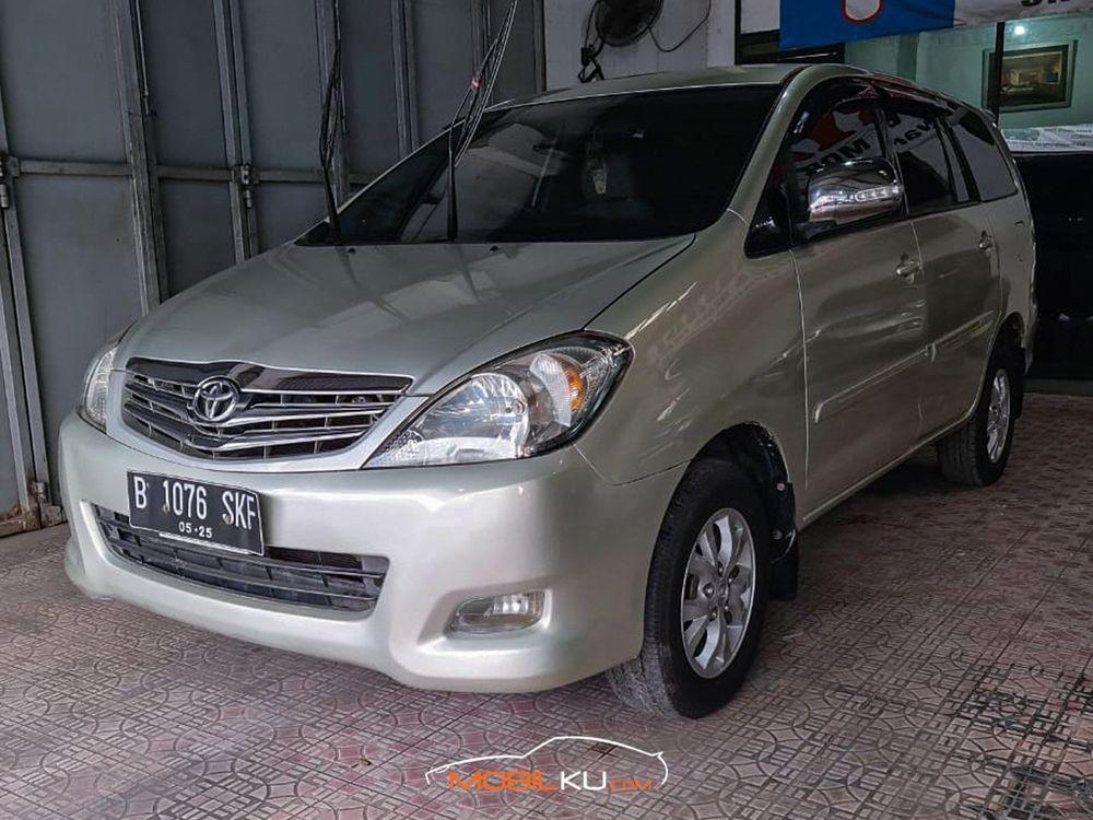 Mobil Toyota Kijang Innova 2010