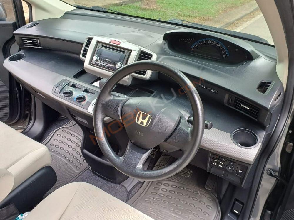 Mobil Honda Freed 2010