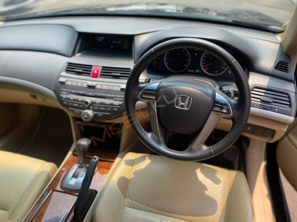 Mobil Honda Accord 2011