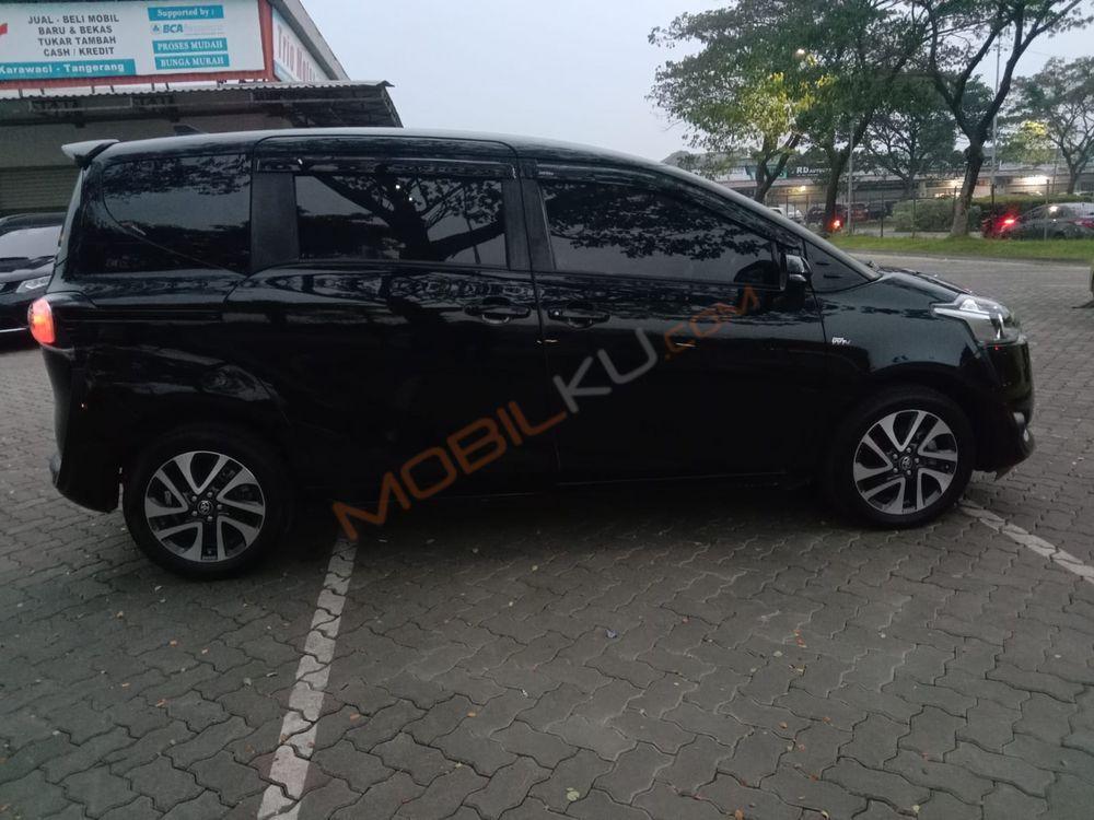 Mobil Toyota Sienta 2017