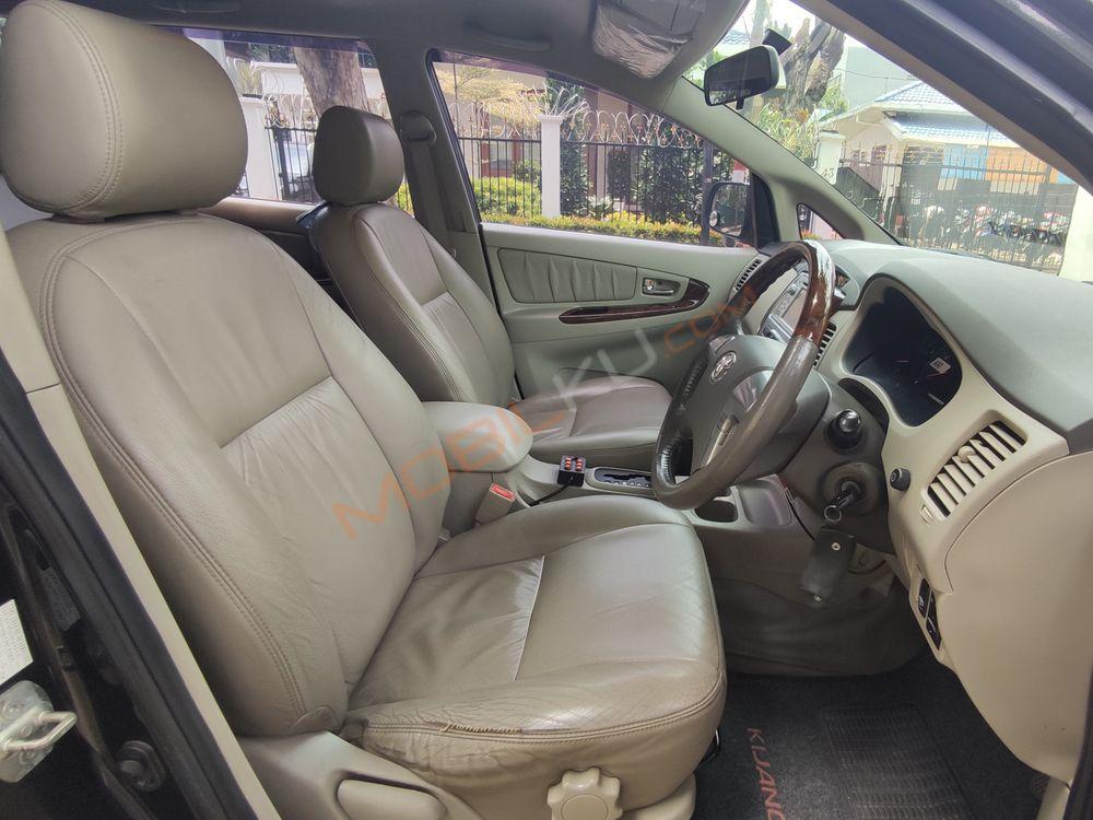 Mobil Toyota Kijang Innova 2012
