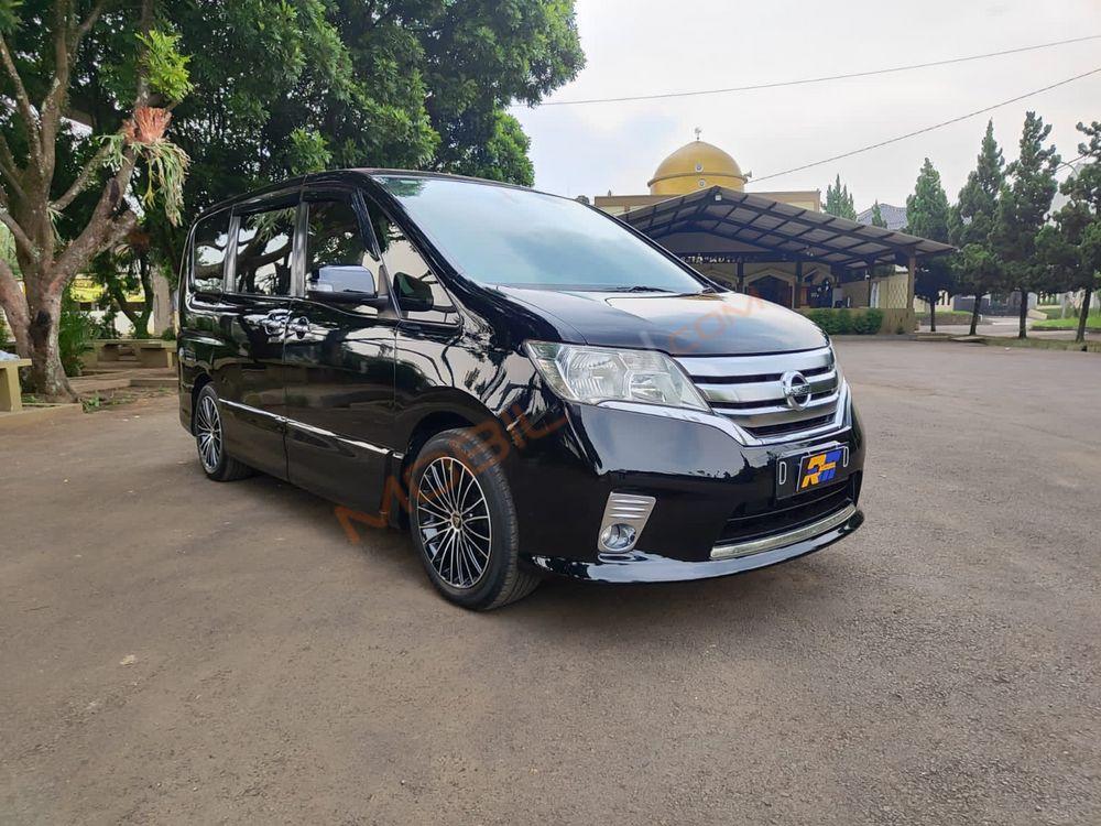 Mobil Nissan Serena 2013