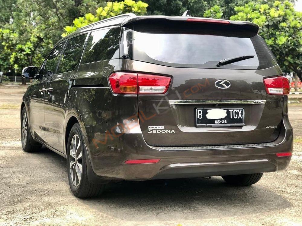 Mobil Kia Sedona 2017