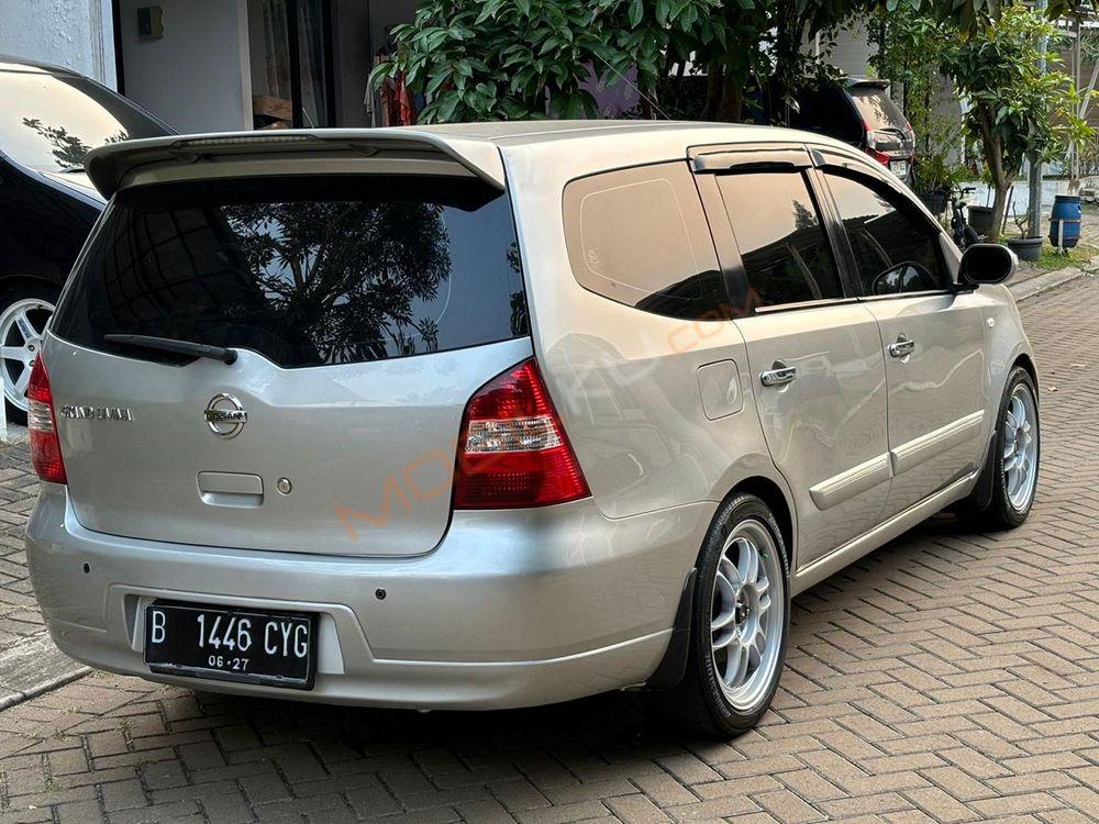 Mobil Nissan Grand Livina 2011