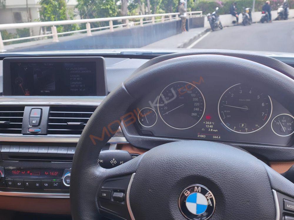 Mobil BMW 3 Series 2015