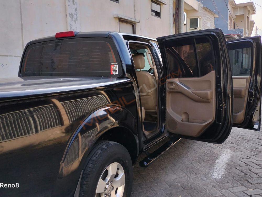 Mobil Nissan Navara 2008