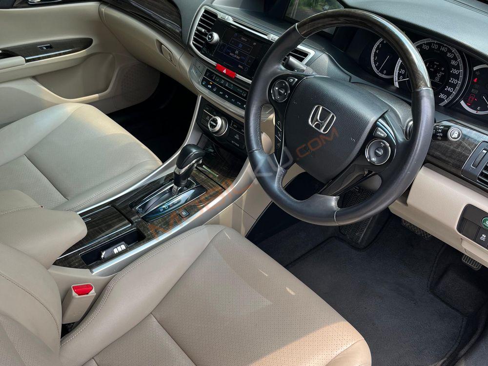Mobil Honda Accord 2015
