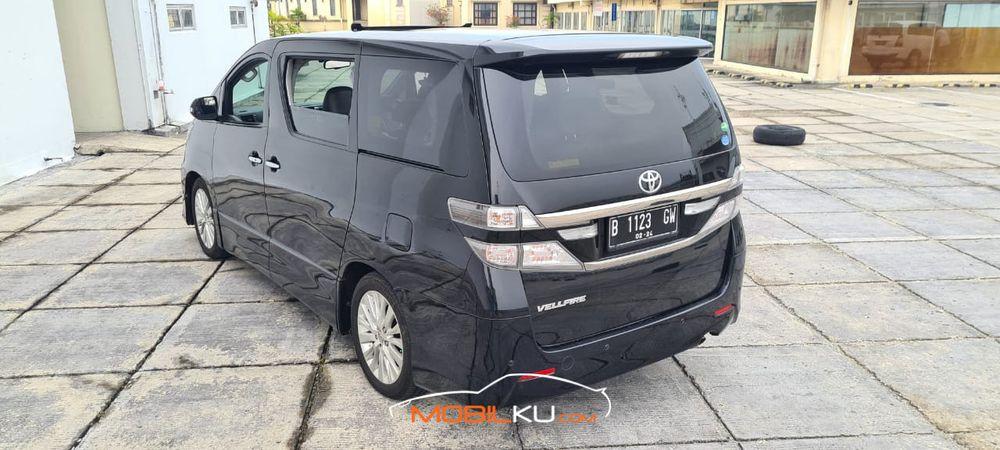 Mobil Toyota Vellfire 2013