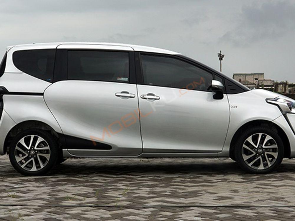 Mobil Toyota Sienta 2018
