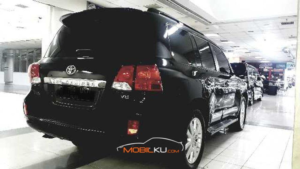 Mobil Toyota Land Cruiser 2013