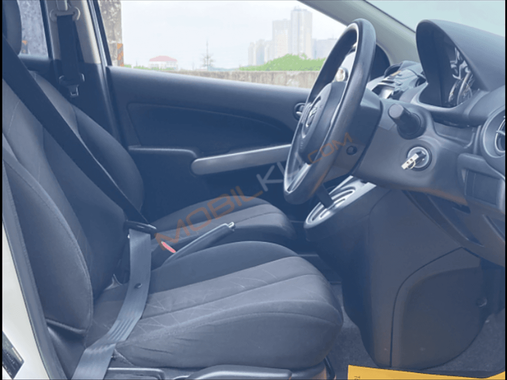 Mobil Mazda 2 Hatchback 2012
